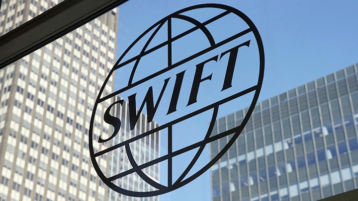 ЕС может отключить от SWIFT около 15 российских банков, сообщил Bloomberg