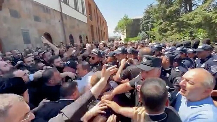 Эксперт назвал действия властей Армении против ААЦ вмешательством в ее дела