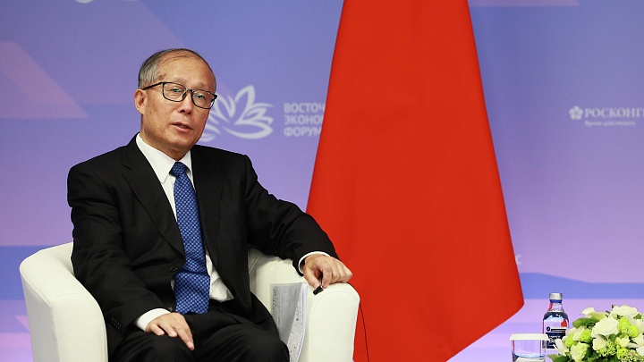 Зампредседателя парламента Китая прибыл на пленарное заседание ВЭФ