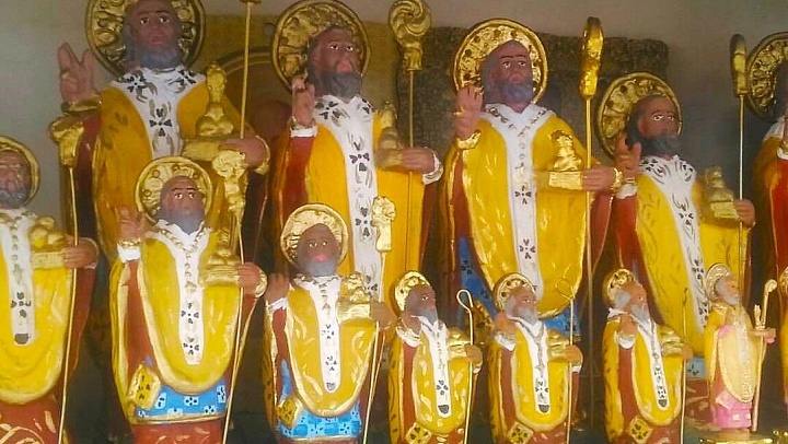 Священник пояснил, стоит ли родителям развенчивать языческого Деда Мороза