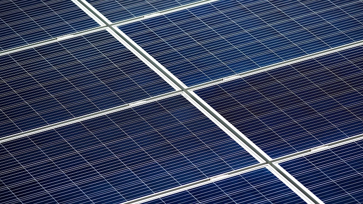 Названы отрасли в России, которые чаще всего используют солнечную энергию